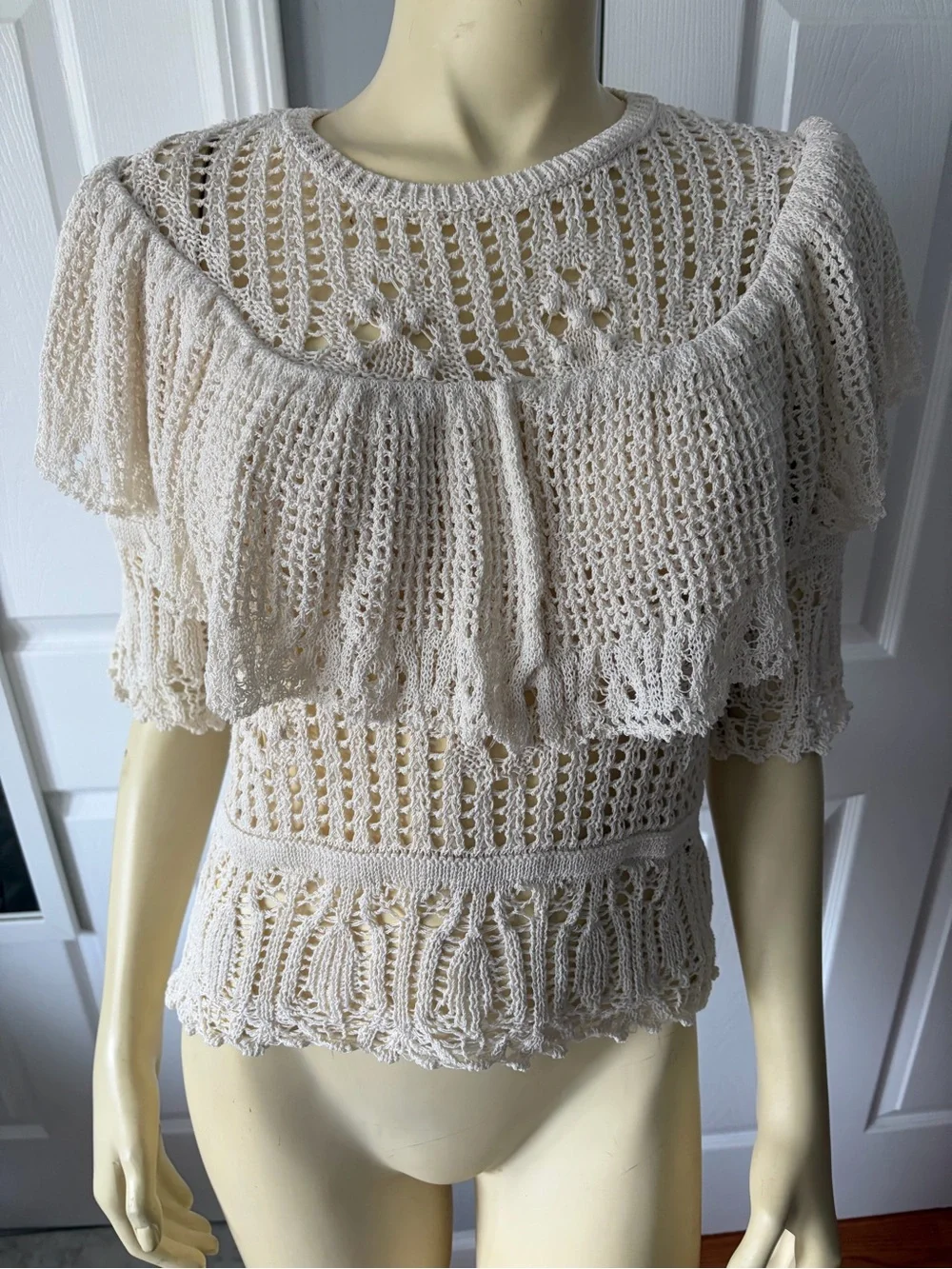 Zara Women’s Cream Crochet Ruffle Knit Top/ size small
